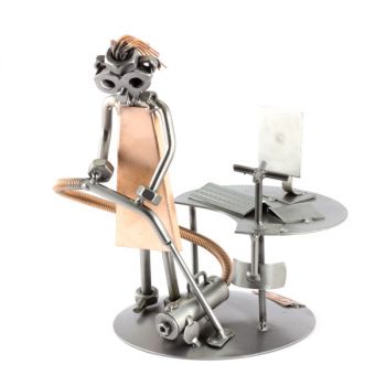 PUTZFRAU MIT STAUBSAUGER