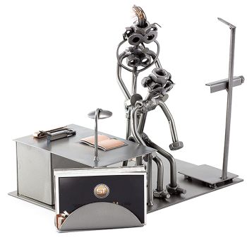 Praktische Ärztin mit Visitenkartenhalter