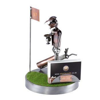 GOLF ABSCHLAG AUF DEM GRÜN